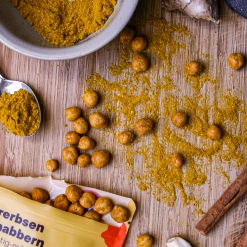 Hülsenreich Bio Geröstete Kichererbsen Zum Knabbern – Curry, Fruchtig-mild 7 Hülsenreich Bio Geröstete Kichererbsen Zum Knabbern – Curry, Fruchtig-mild -Alnatura shop MAM 7991445 SHOP IMAGE 1.4